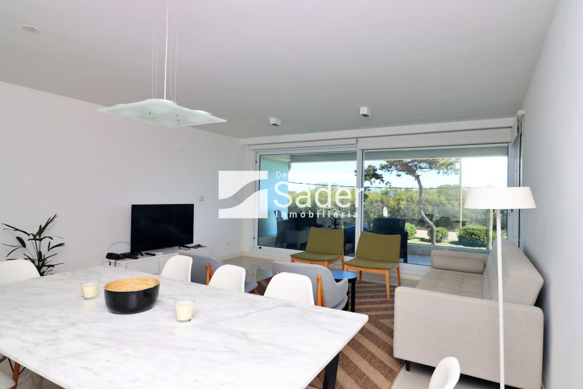 Apto en alquiler. Playa mansa 3 dormitorios en suite  -