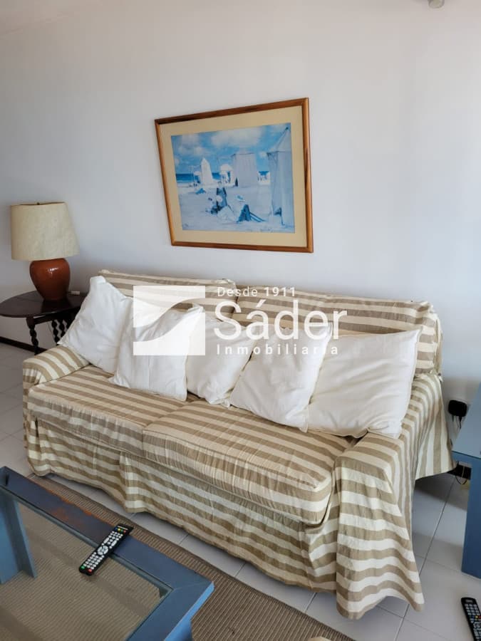 Apto. de 2 dormitorios con vista a playa Brava  -