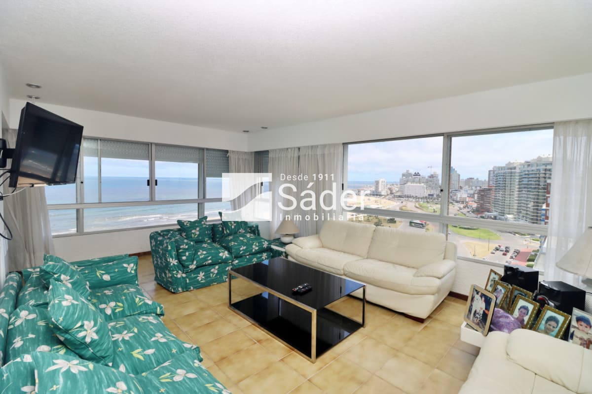 Apartamento frente a Playa Brava. 2 dormitorios.   -