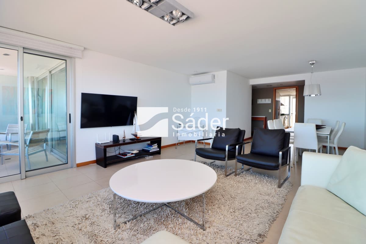 Apto. en alquiler de 3 dorm. frente al mar.   -