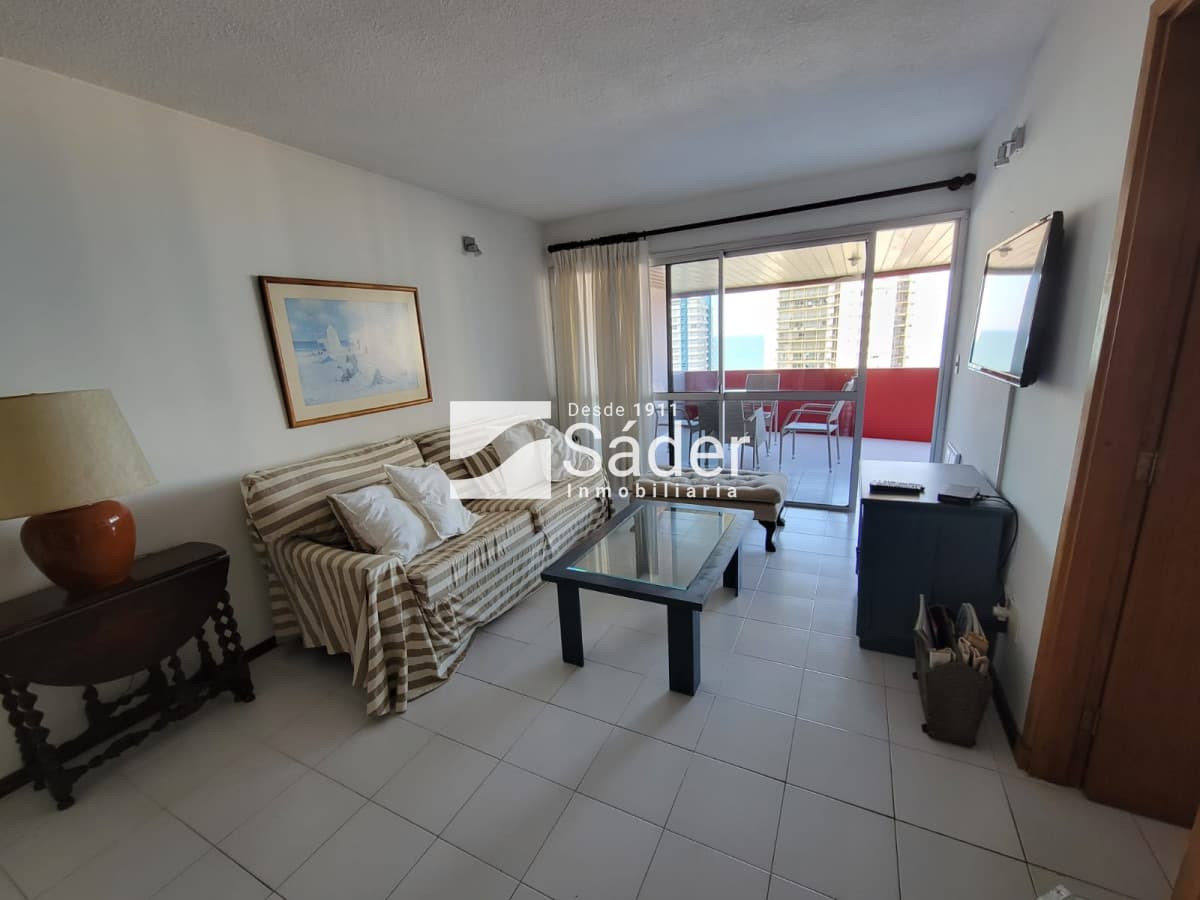 Apto. de 2 dormitorios con vista a playa Brava  -