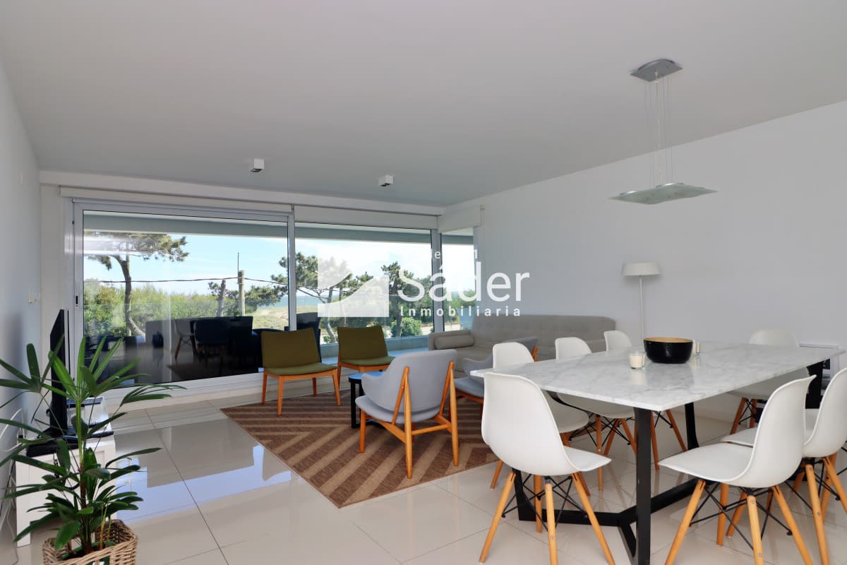 Apto en alquiler. Playa mansa 3 dormitorios en suite  -