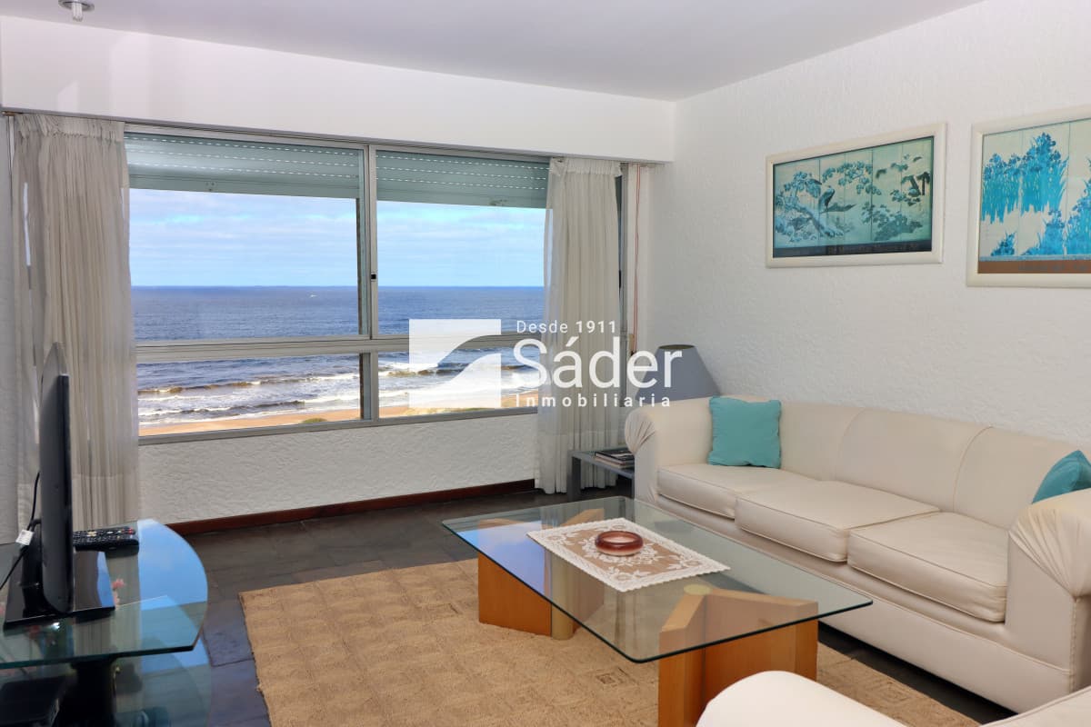Apartamento en alquiler primera fila playa brava  -