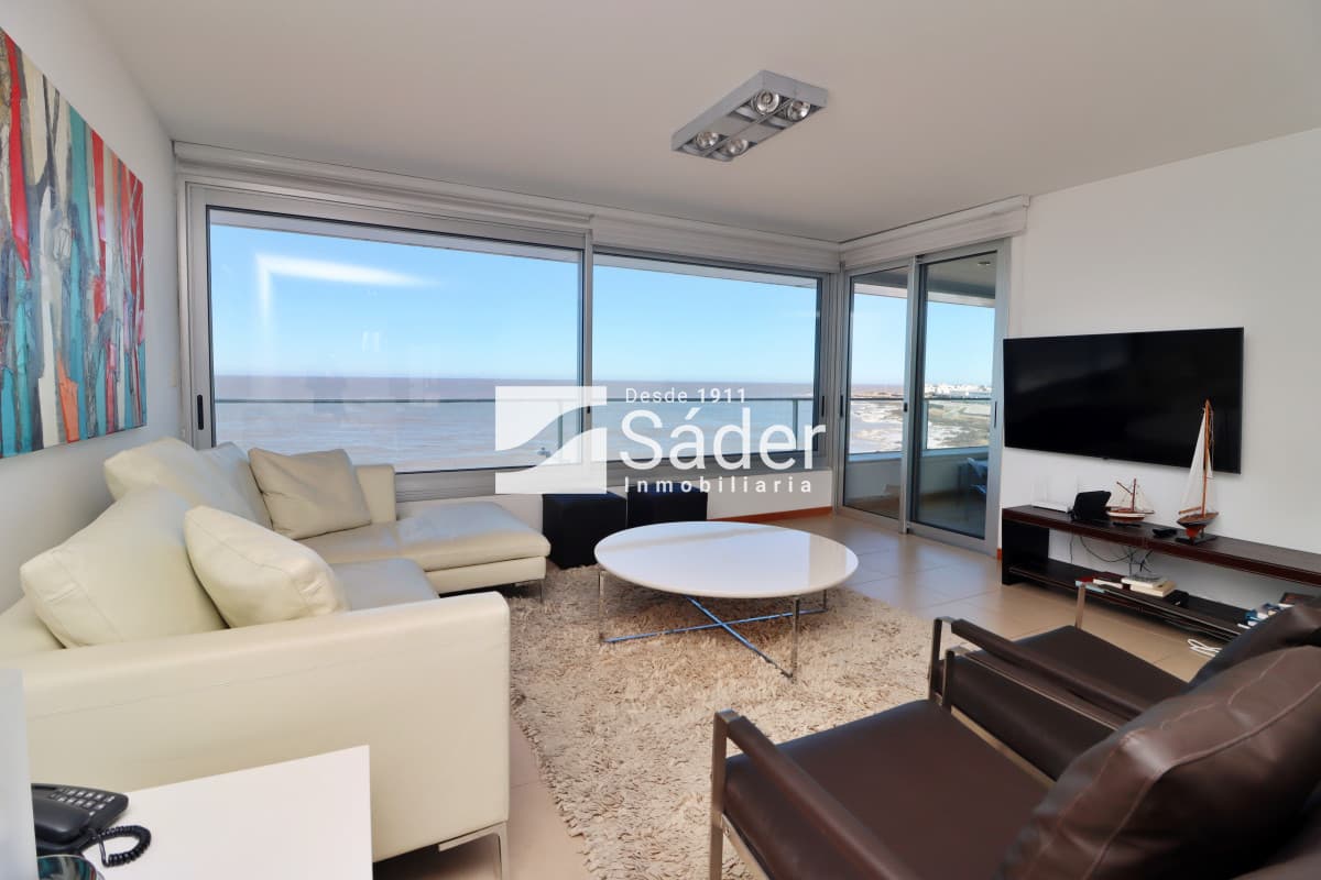 Apto. en alquiler de 3 dorm. frente al mar.   -