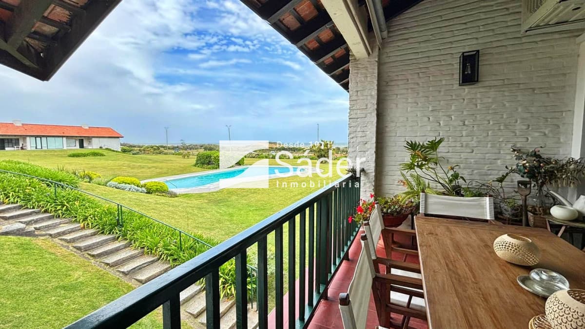 Apartamento en alquiler temporal frente a playa Brava, 3 dormitorios.  -