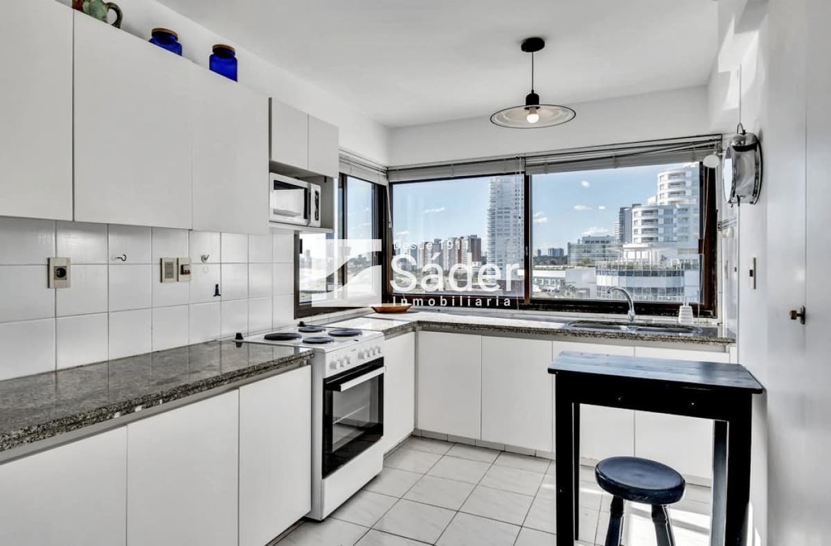Apartamento 3 dormitorios. Frente a playa mansa.  -