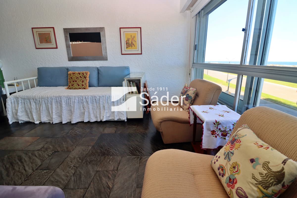 Apto con vista a playa brava. Primera linea  -