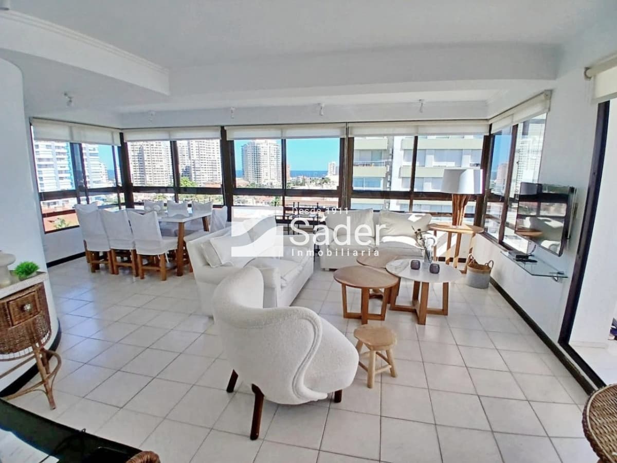 Apartamento 3 dormitorios. Frente a playa mansa.  -