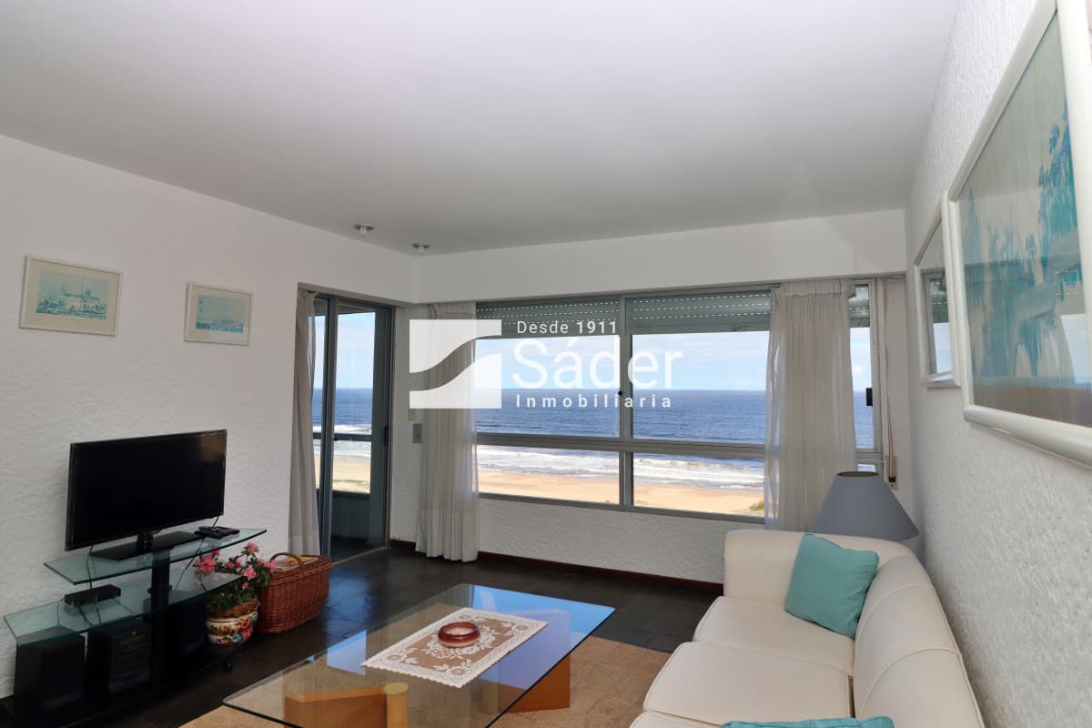 Apartamento en alquiler primera fila playa brava  -