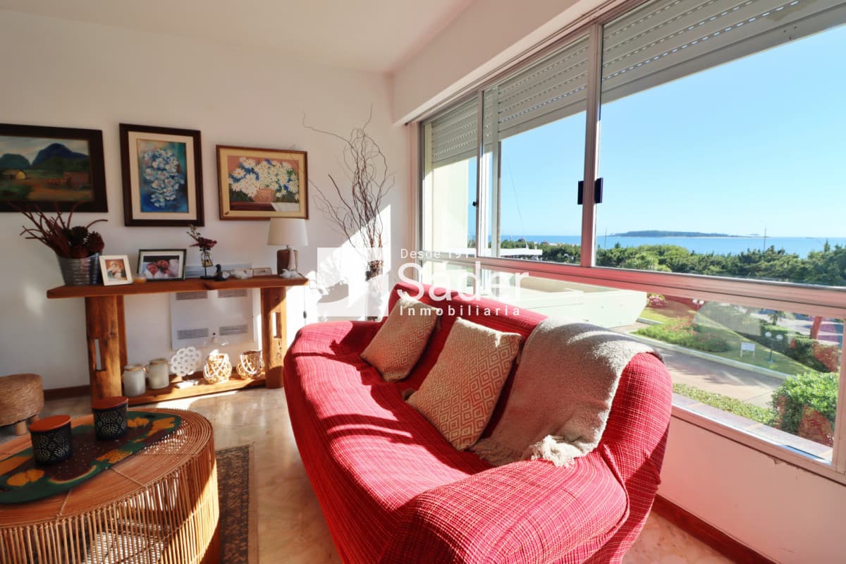 Apartamento a pasos de la playa mansa. 3 dormitorios.  -