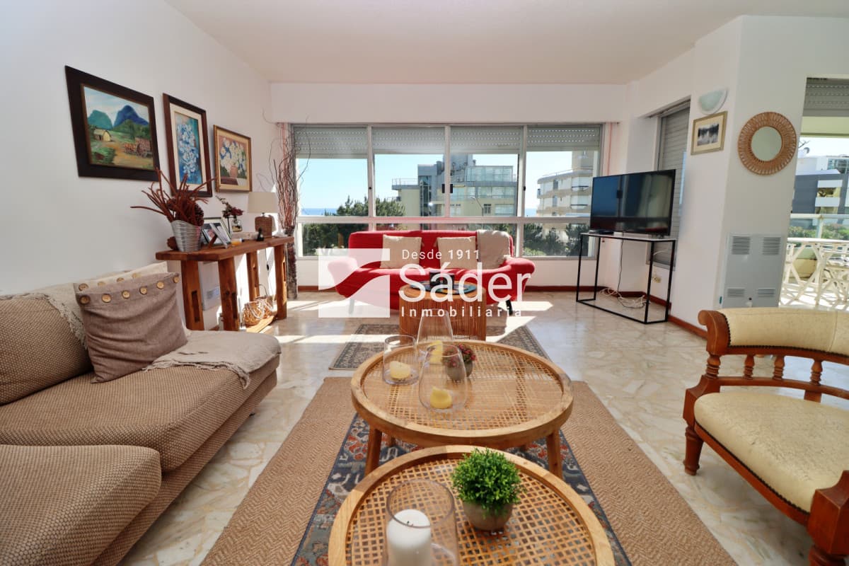 Apartamento a pasos de la playa mansa. 3 dormitorios.  -