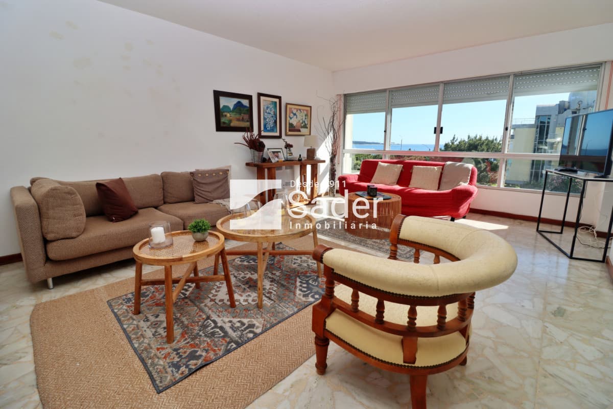Apartamento a pasos de la playa mansa. 3 dormitorios.  -