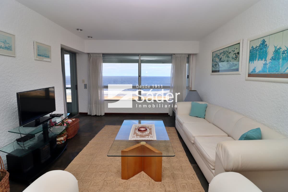 Apartamento en alquiler primera fila playa brava  -