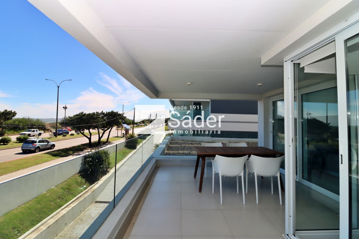 Apto en alquiler. Playa mansa 3 dormitorios en suite  -