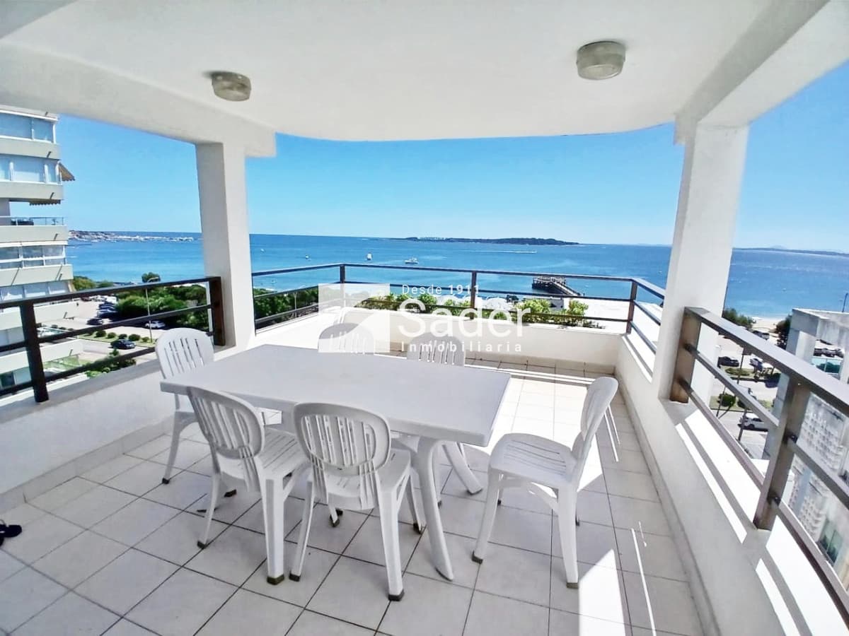 Apartamento 3 dormitorios. Frente a playa mansa.  -