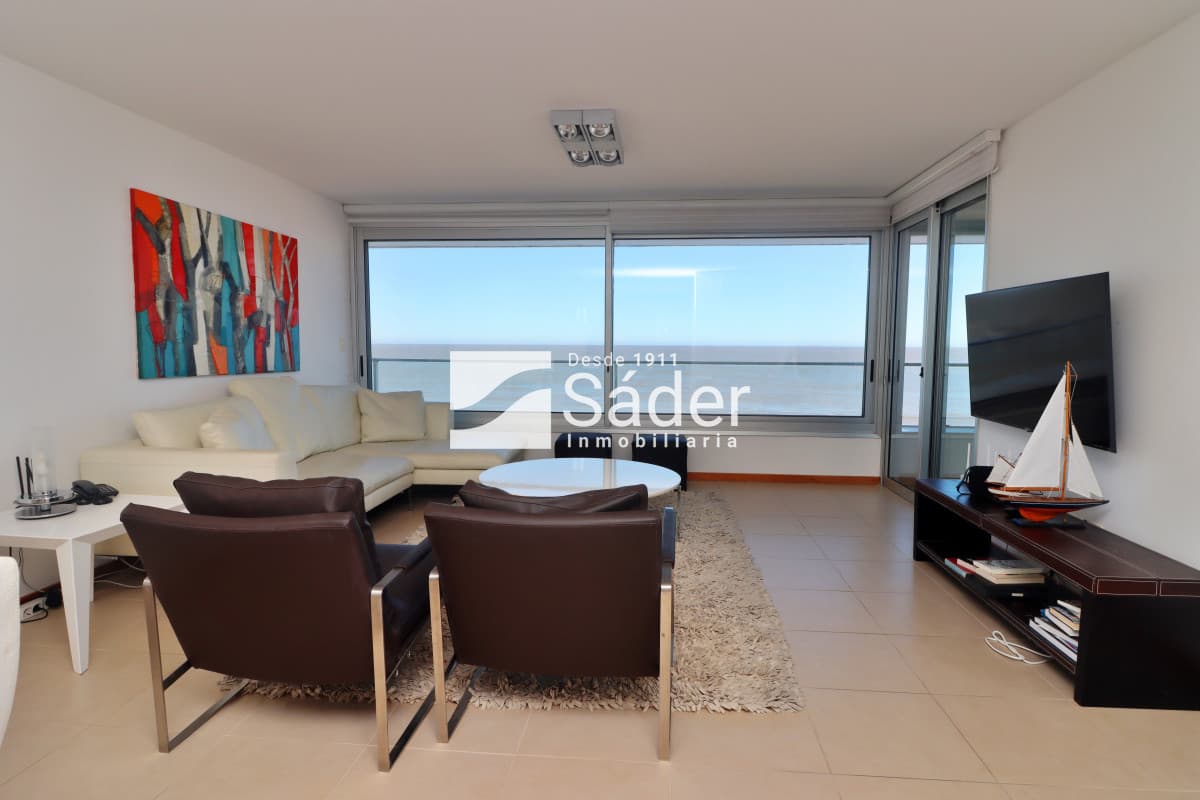 Apto. en alquiler de 3 dorm. frente al mar.   -