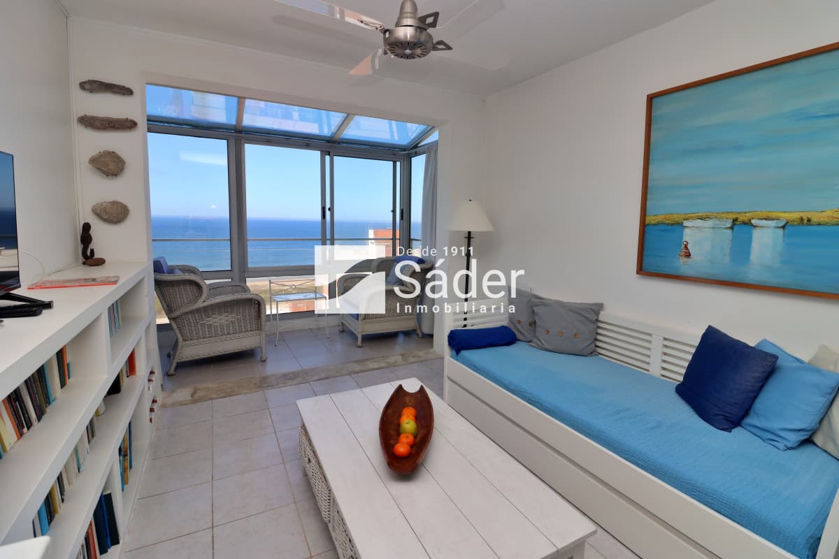 Apartamento en playa brava con vista al mar, excelentes servicios.  -