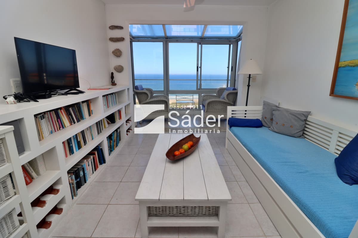 Apartamento en playa brava con vista al mar, excelentes servicios.  -