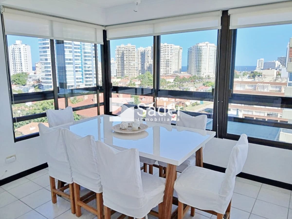 Apartamento 3 dormitorios. Frente a playa mansa.  -