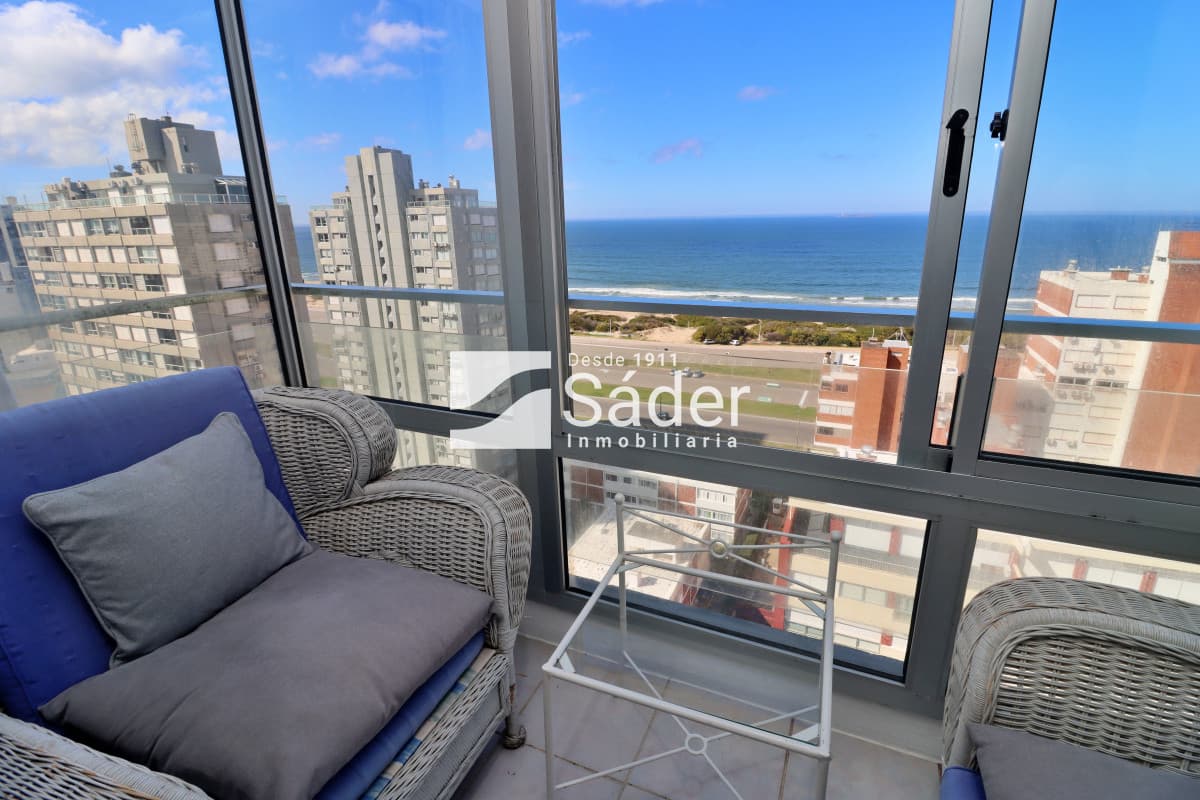 Apartamento en playa brava con vista al mar, excelentes servicios.  -