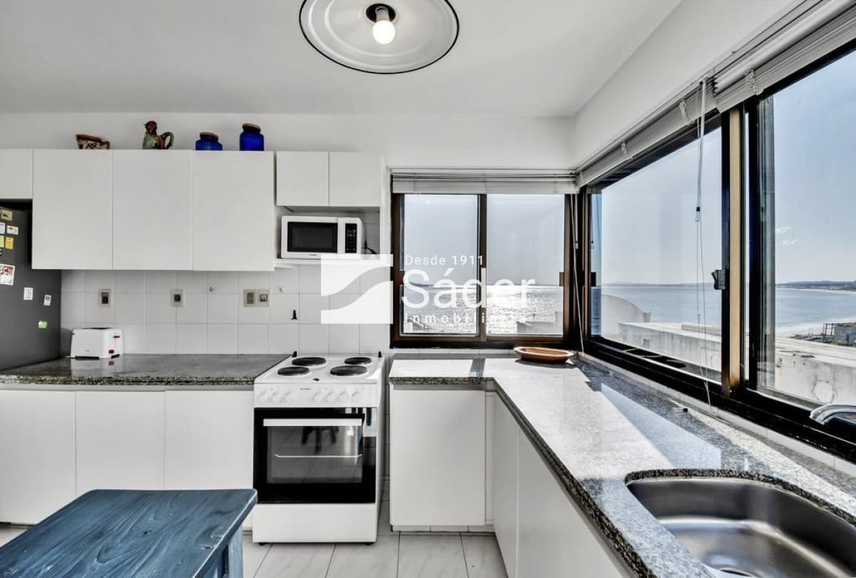 Apartamento 3 dormitorios. Frente a playa mansa.  -