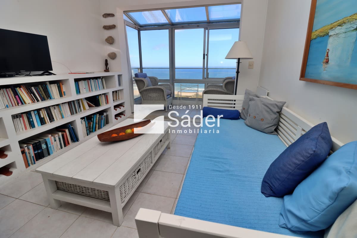 Apartamento en playa brava con vista al mar, excelentes servicios.  -