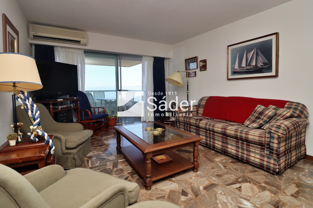 Apto 3 dorm. frente al mar. Parada 2  -