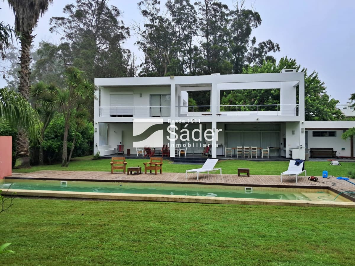 Casa moderna en Rincón del indio, con Piscina. 4 dorm.   -