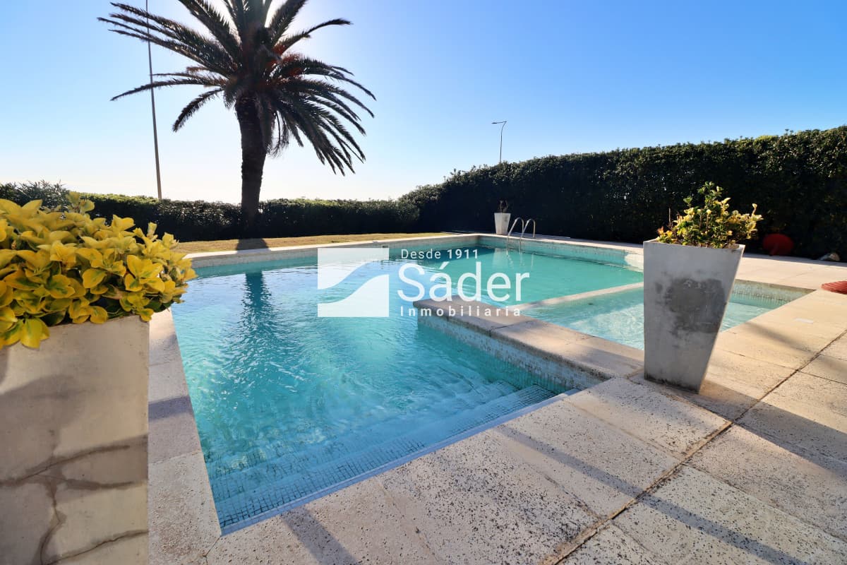 Casa en peninsula, primera linea frente al mar  -