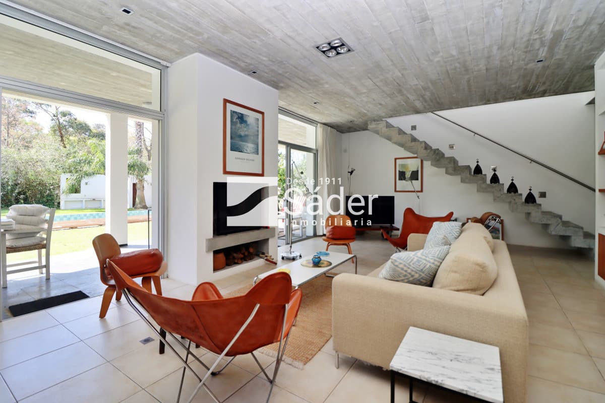 Casa moderna en Rincón del indio, con Piscina. 4 dorm.   -