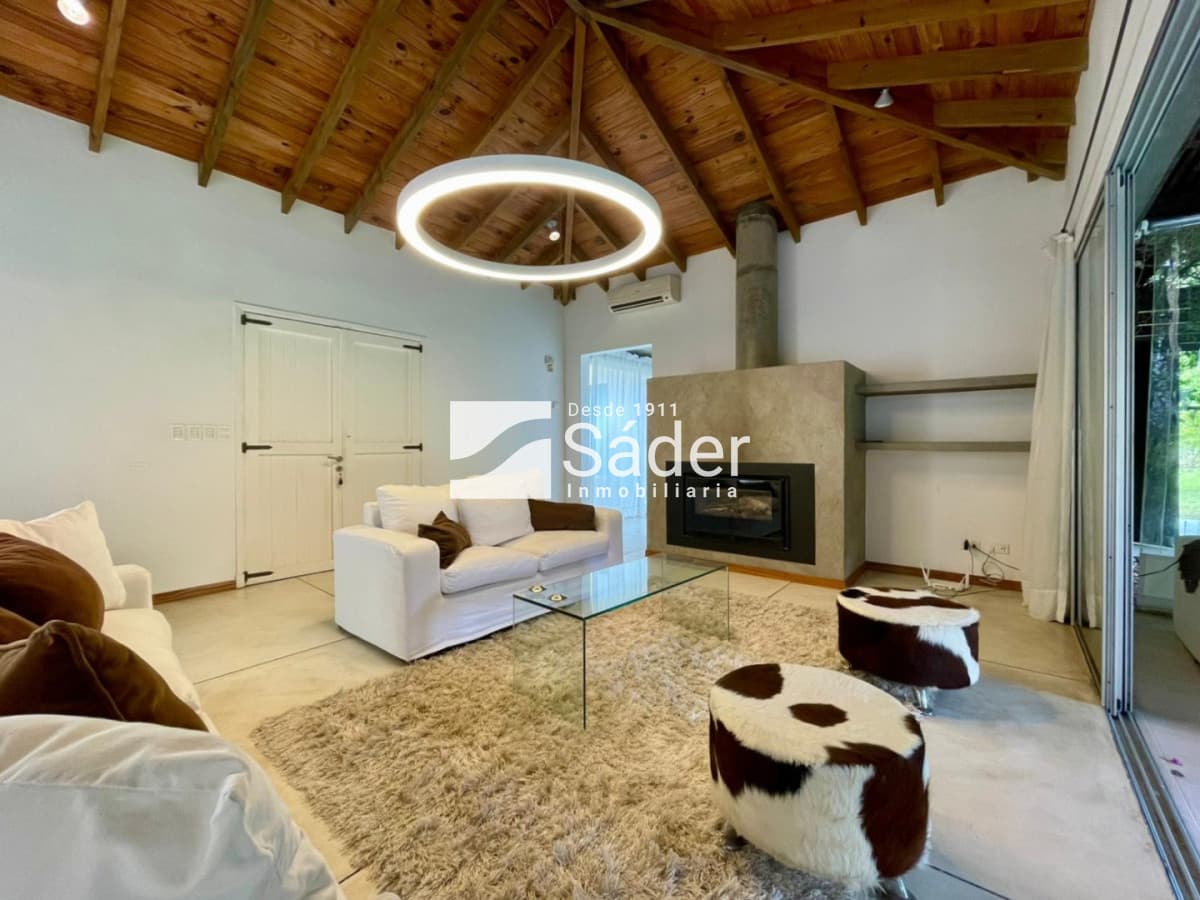 Casa en Rincón del Indio, alquiler y venta. 3 Suites, Amplio Jardín, Piscina y Parrillero