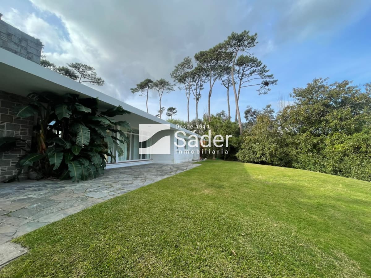 Excelente casa en Pinares. 3 suites, piscina y parrillero