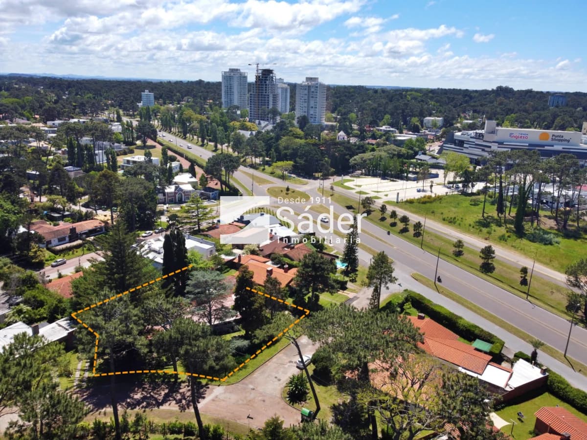 Espectacular casa en venta en Playa Mansa estilo clásico buena categoría
