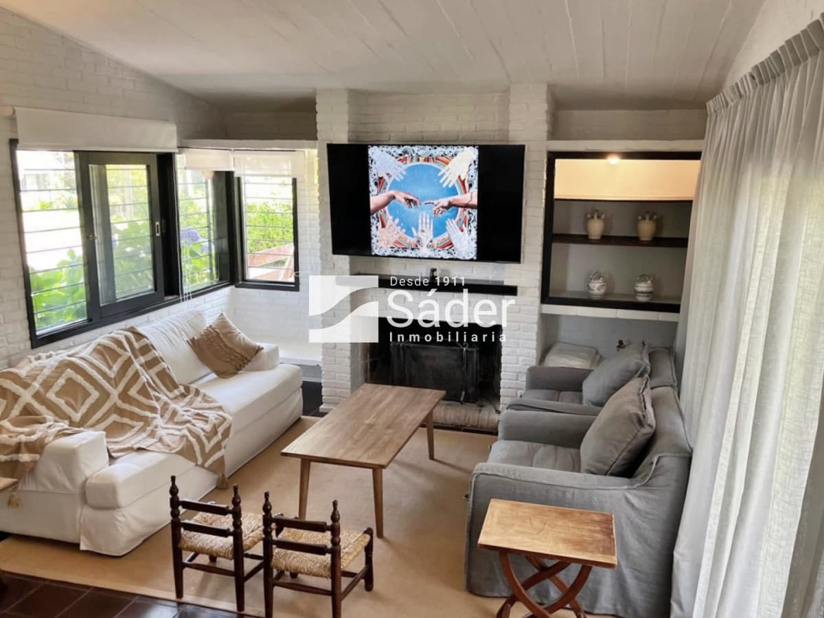 Casa en alquiler. 3 dormitorios. Pinares  -