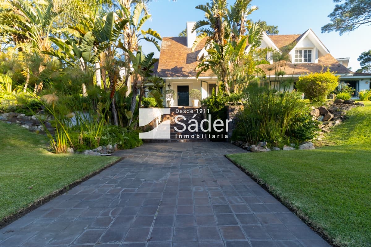 Casa en venta Playa Mansa 5 dormitorios