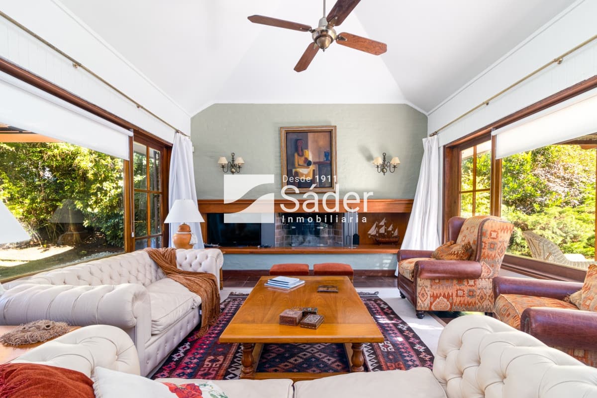 Espectacular casa con piscina y casa de húespedes en Lugano, Punta del Este