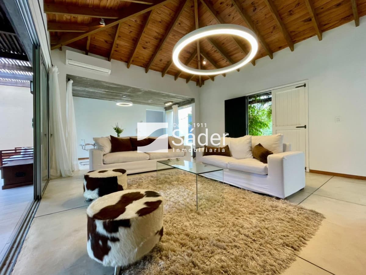 Casa en Rincón del Indio, alquiler y venta. 3 Suites, Amplio Jardín, Piscina y Parrillero