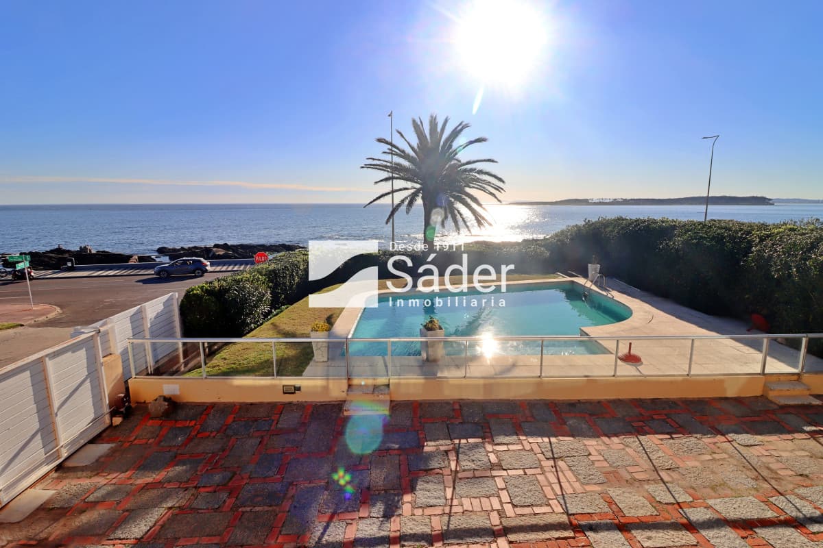 Casa en peninsula, primera linea frente al mar  -
