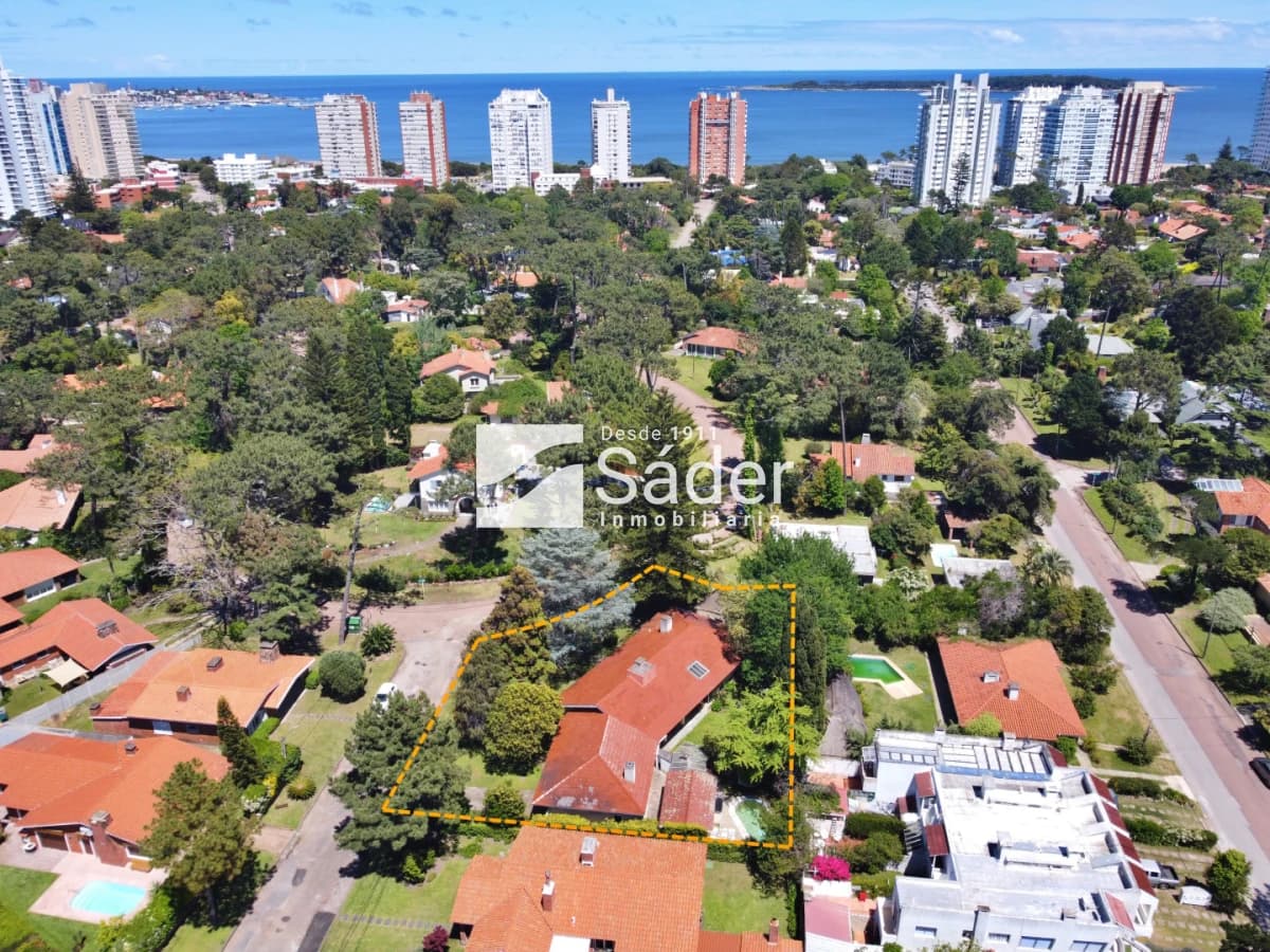 Espectacular casa en venta en Playa Mansa estilo clásico buena categoría