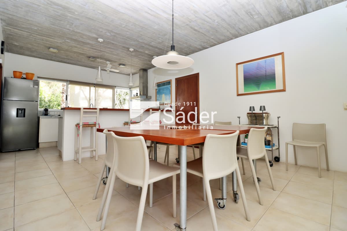 Casa moderna en Rincón del indio, con Piscina. 4 dorm.   -