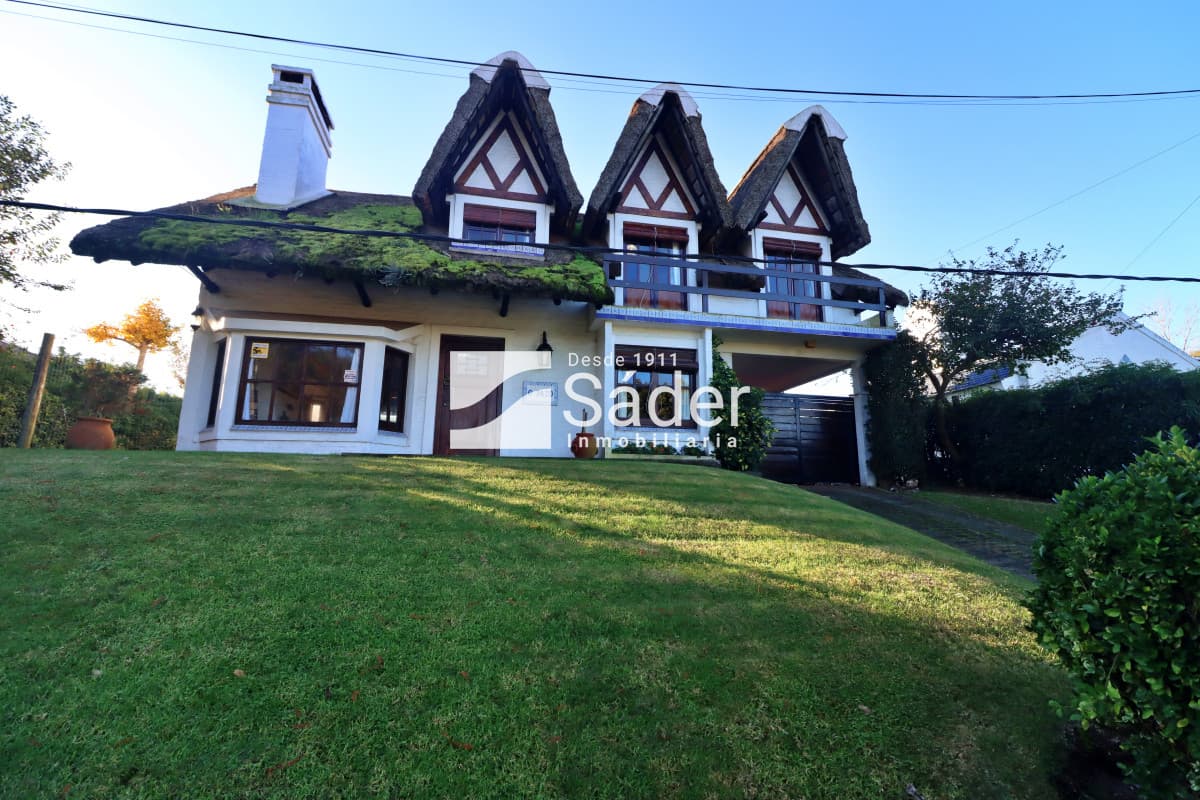 Chalet estilo tradicional en Pinares con gran terreno y vistas al mar