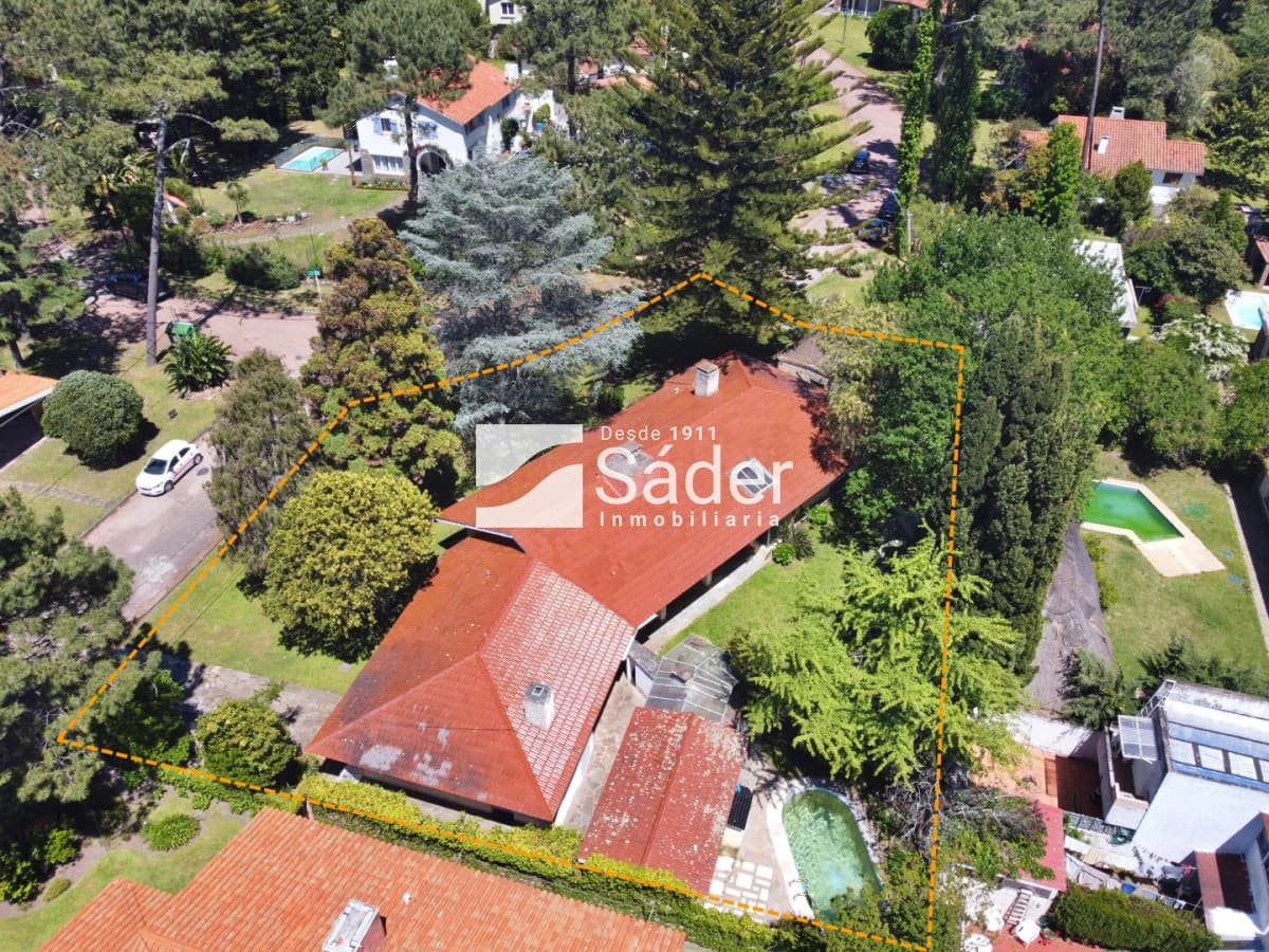 Espectacular casa en venta en Playa Mansa estilo clásico buena categoría