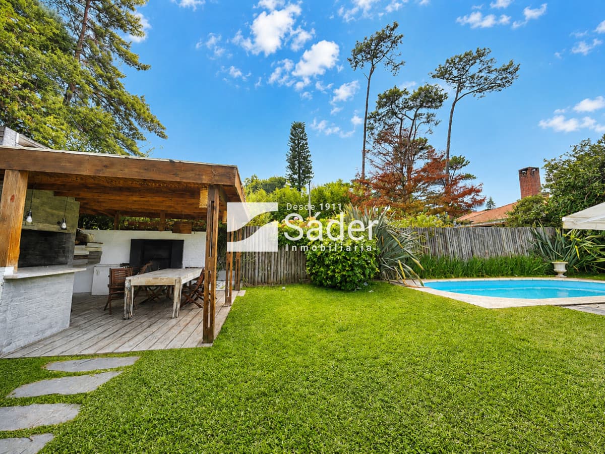 Excelente casa en Pinares. 3 suites, piscina y parrillero
