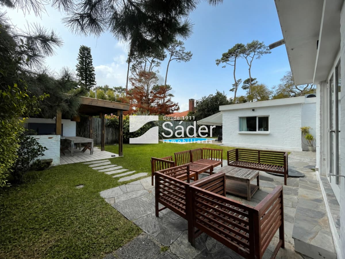 Excelente casa en Pinares. 3 suites, piscina y parrillero