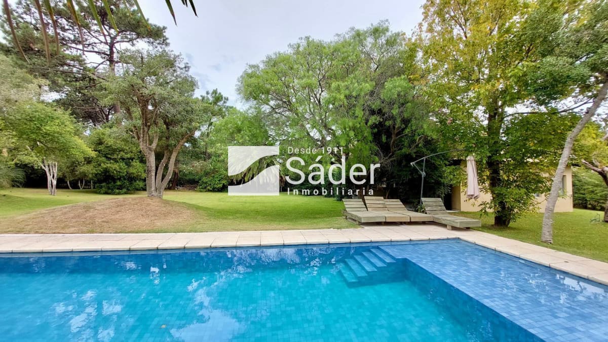 Casa en Rincón del Indio, alquiler y venta. 3 Suites, Amplio Jardín, Piscina y Parrillero