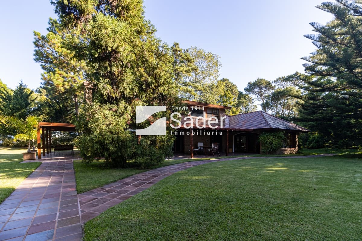 Espectacular casa con piscina y casa de húespedes en Lugano, Punta del Este