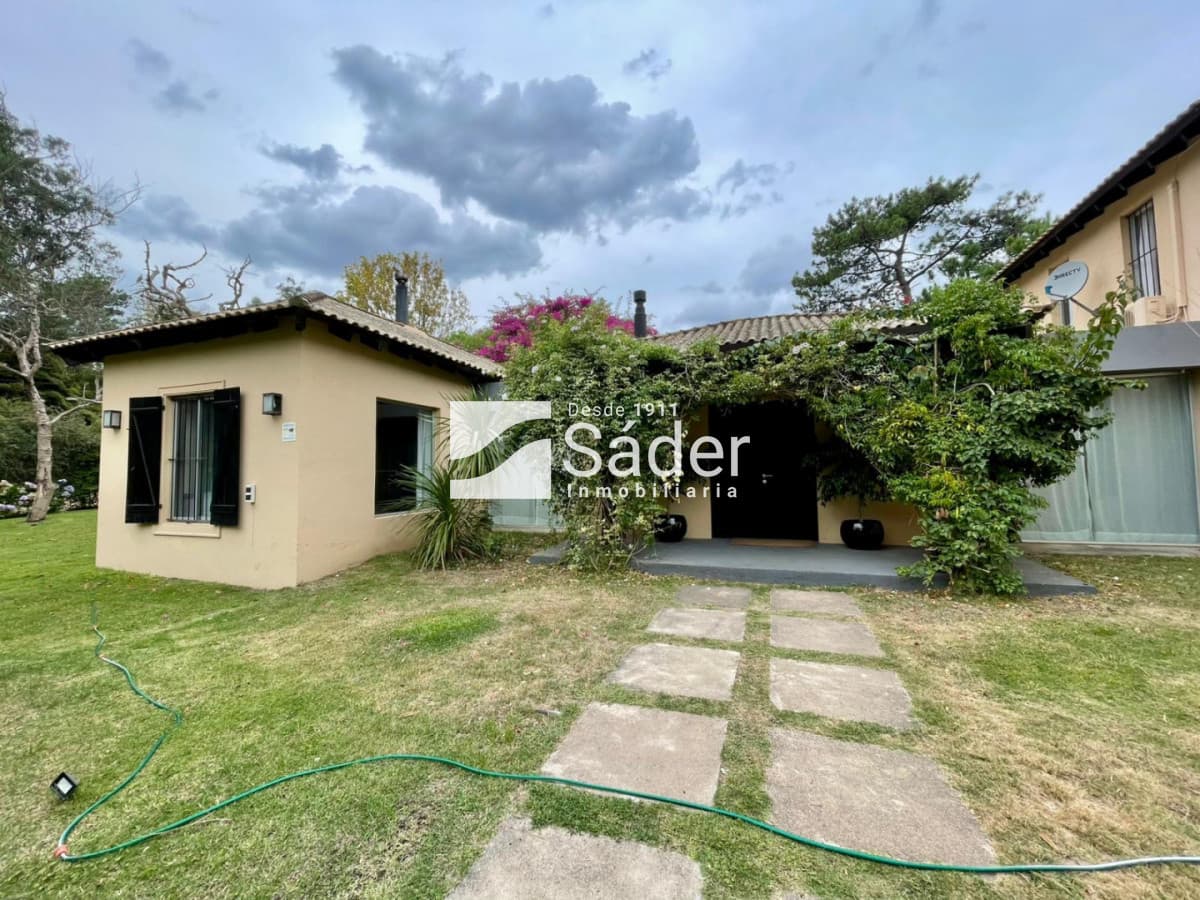 Casa en Rincón del Indio, alquiler y venta. 3 Suites, Amplio Jardín, Piscina y Parrillero