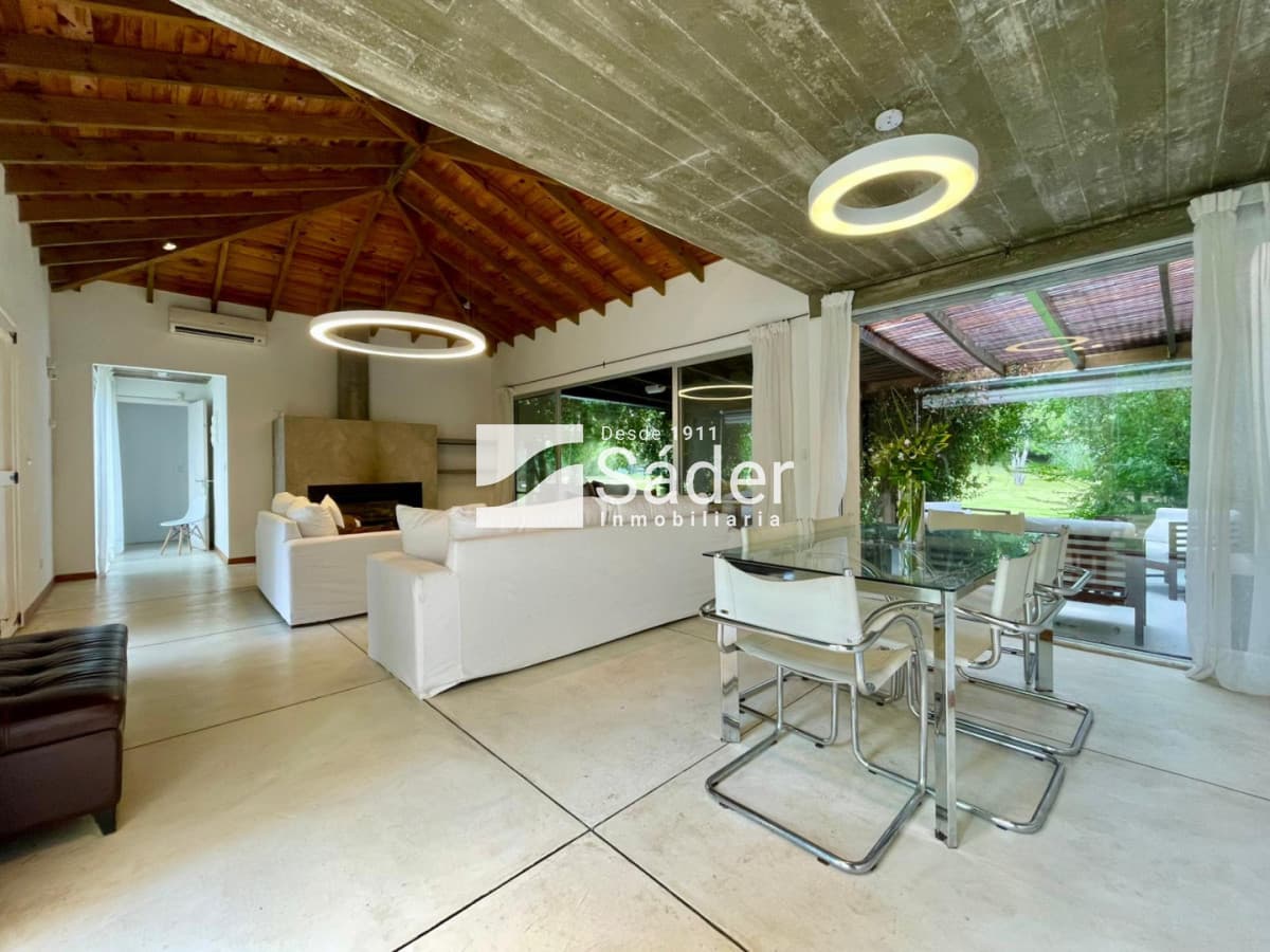 Casa en Rincón del Indio, alquiler y venta. 3 Suites, Amplio Jardín, Piscina y Parrillero