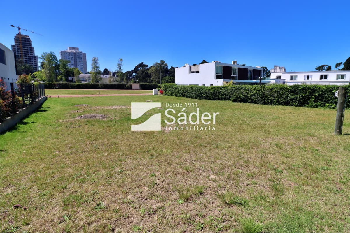 Terreno en Pda. 8 de Playa Mansa, barrio privado Boulevard Park