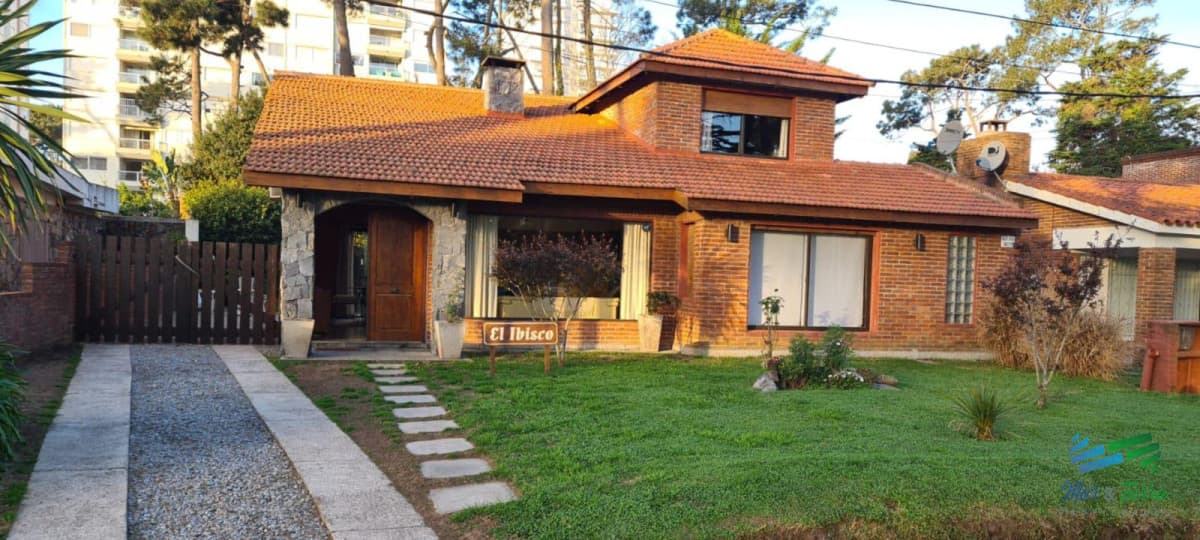 En venta Casa de 4 dormitorios en Playa Mansa, Punta del Este